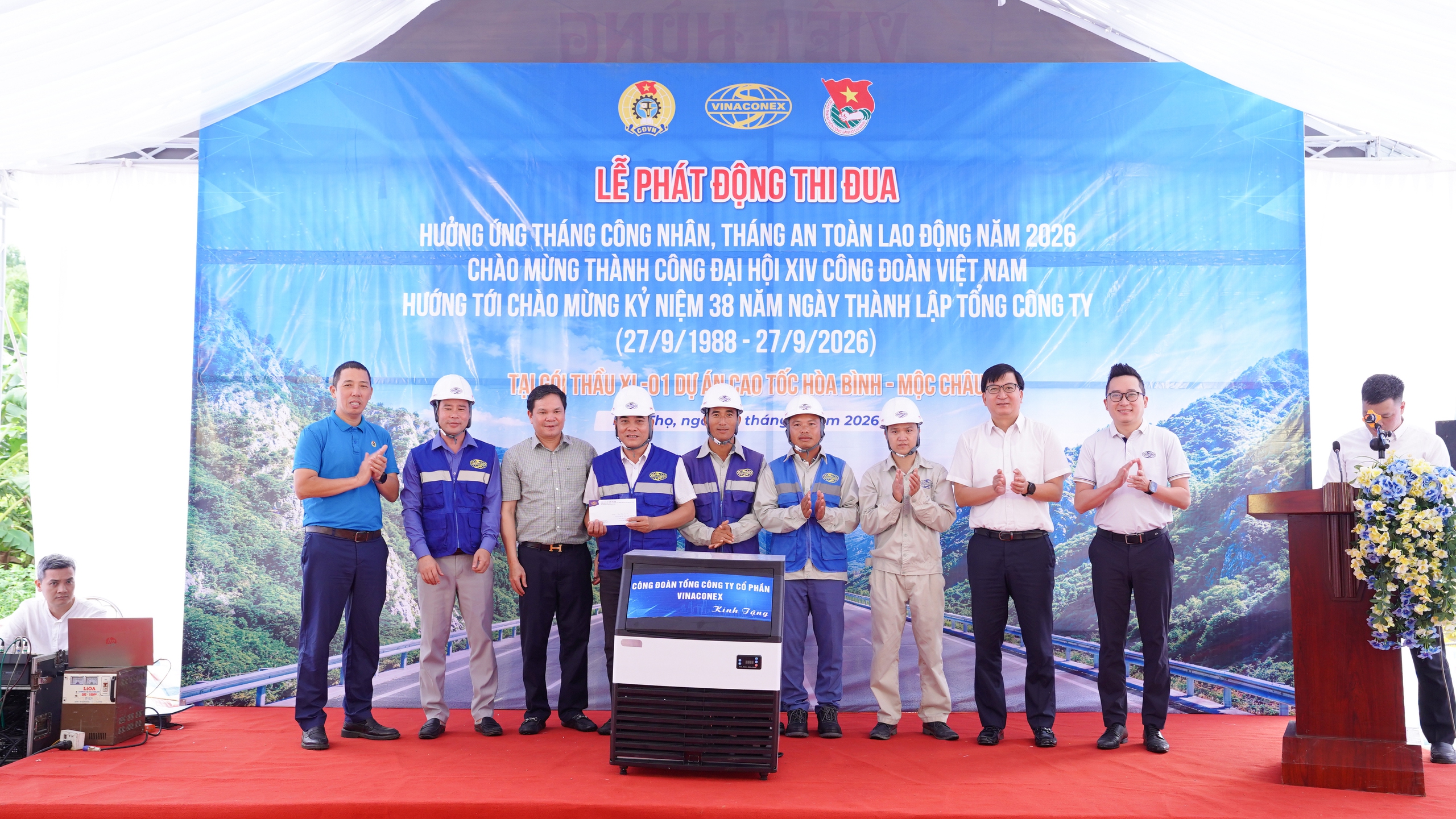 Vinaconex ph&aacute;t động thi đua tr&ecirc;n c&ocirc;ng trường cao tốc H&ograve;a B&igrave;nh - Mộc Ch&acirc;u- Ảnh 3.