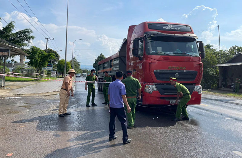 C&ocirc;ng an tỉnh L&acirc;m Đồng kh&aacute;m nghiệm hiện trường vụ tai nạn - Ảnh: CALĐ.