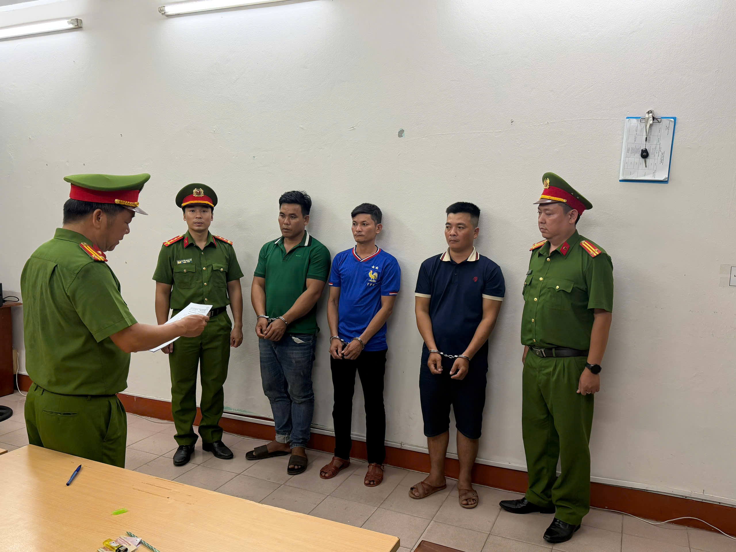 Đà Nẵng: Tạm giữ 3 người liên quan án mạng sau tiệc cưới- Ảnh 1. Đà Nẵng: Tạm giữ 3 người liên quan án mạng sau tiệc cưới- Ảnh 1.