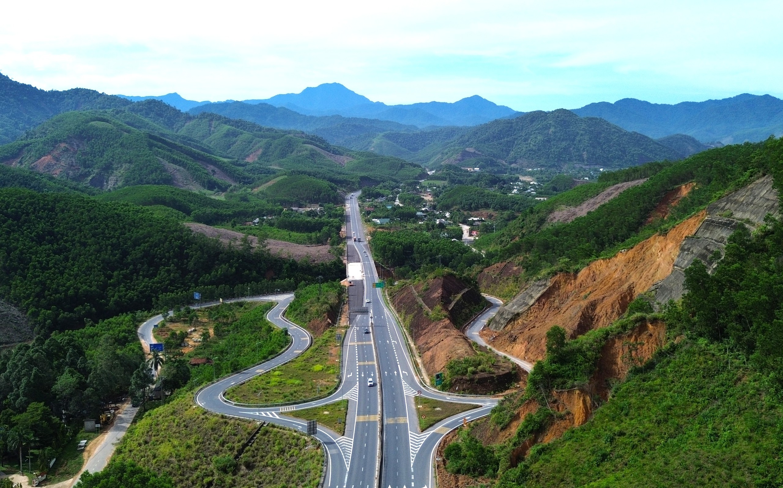 Sẵn sàng đầu tư bổ sung một số hạng mục trên cao tốc đoạn La Sơn - Hòa Liên - Ảnh 1.