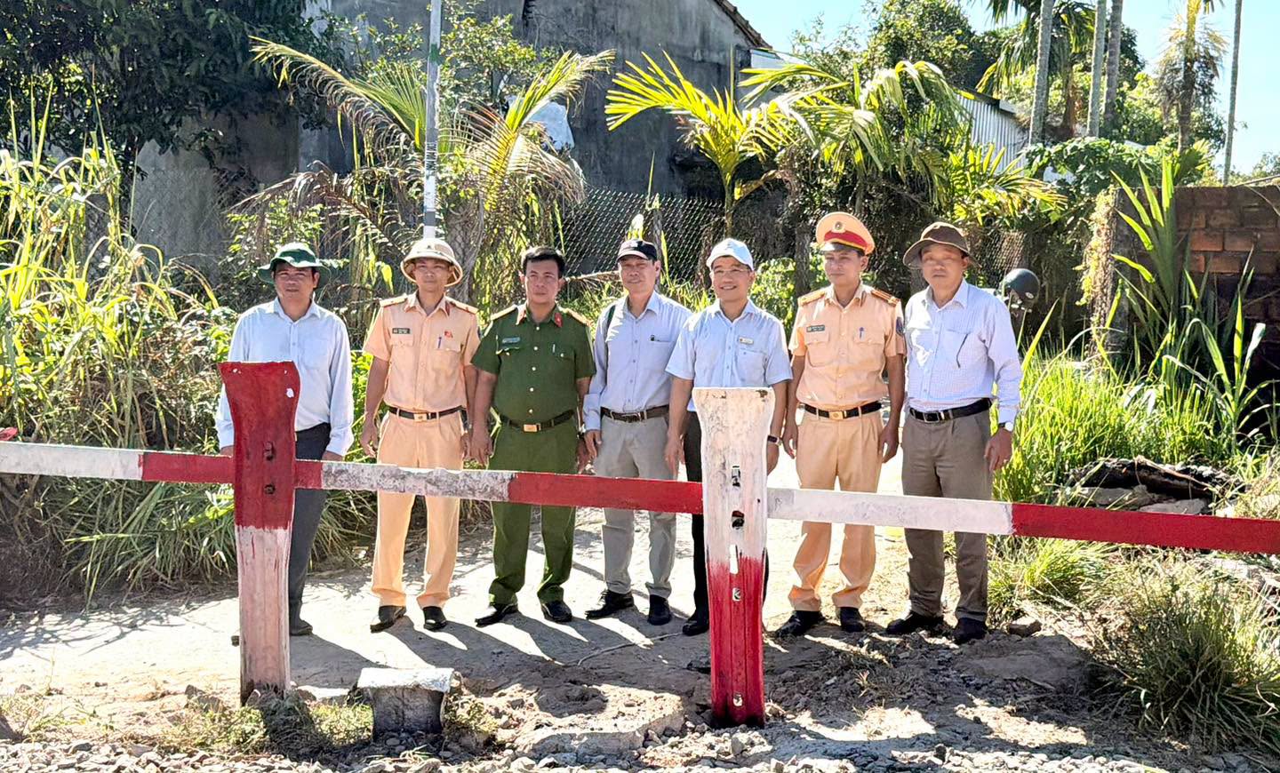 Quảng Ng&atilde;i đ&oacute;ng lối đi tự mở nguy hiểm qua đường sắt Bắc - Nam - Ảnh 4.