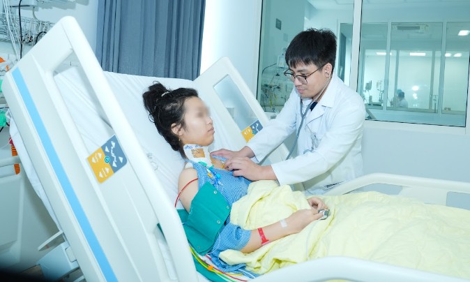 Cuộc chạy đua với tử thần cứu 2 bệnh nh&acirc;n sốc phản vệ nguy kịch - Ảnh 1.