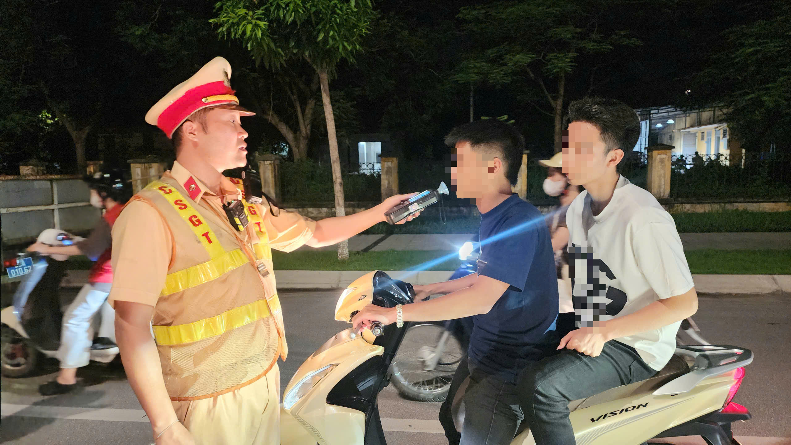 Bắc Ninh: Nể bạn uống v&agrave;i ly rượu, 2 c&ocirc;ng nh&acirc;n bị phạt mất nửa th&aacute;ng lương - Ảnh 3.