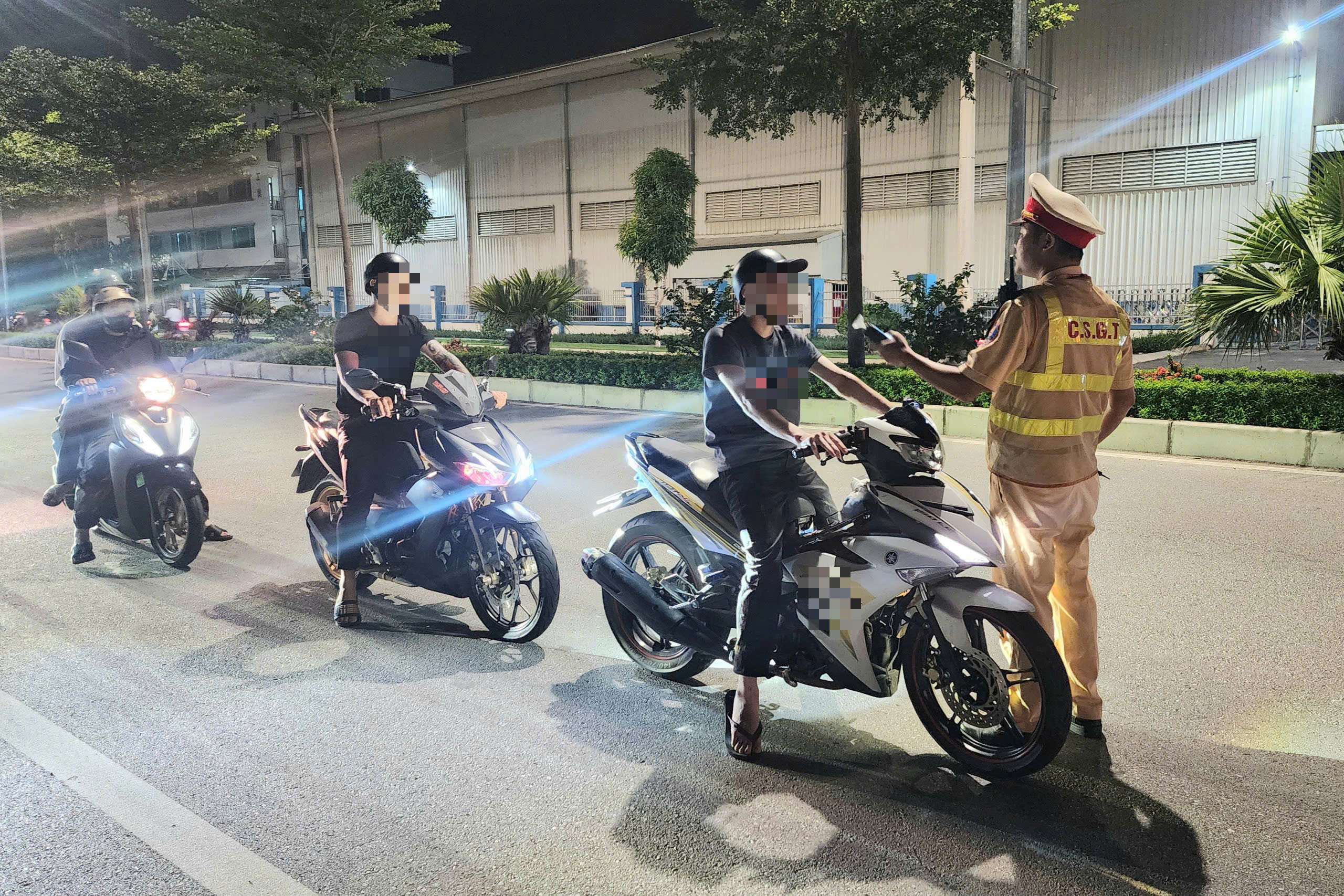 Bắc Ninh: Nể bạn uống v&agrave;i ly rượu, 2 c&ocirc;ng nh&acirc;n bị phạt mất nửa th&aacute;ng lương - Ảnh 4.