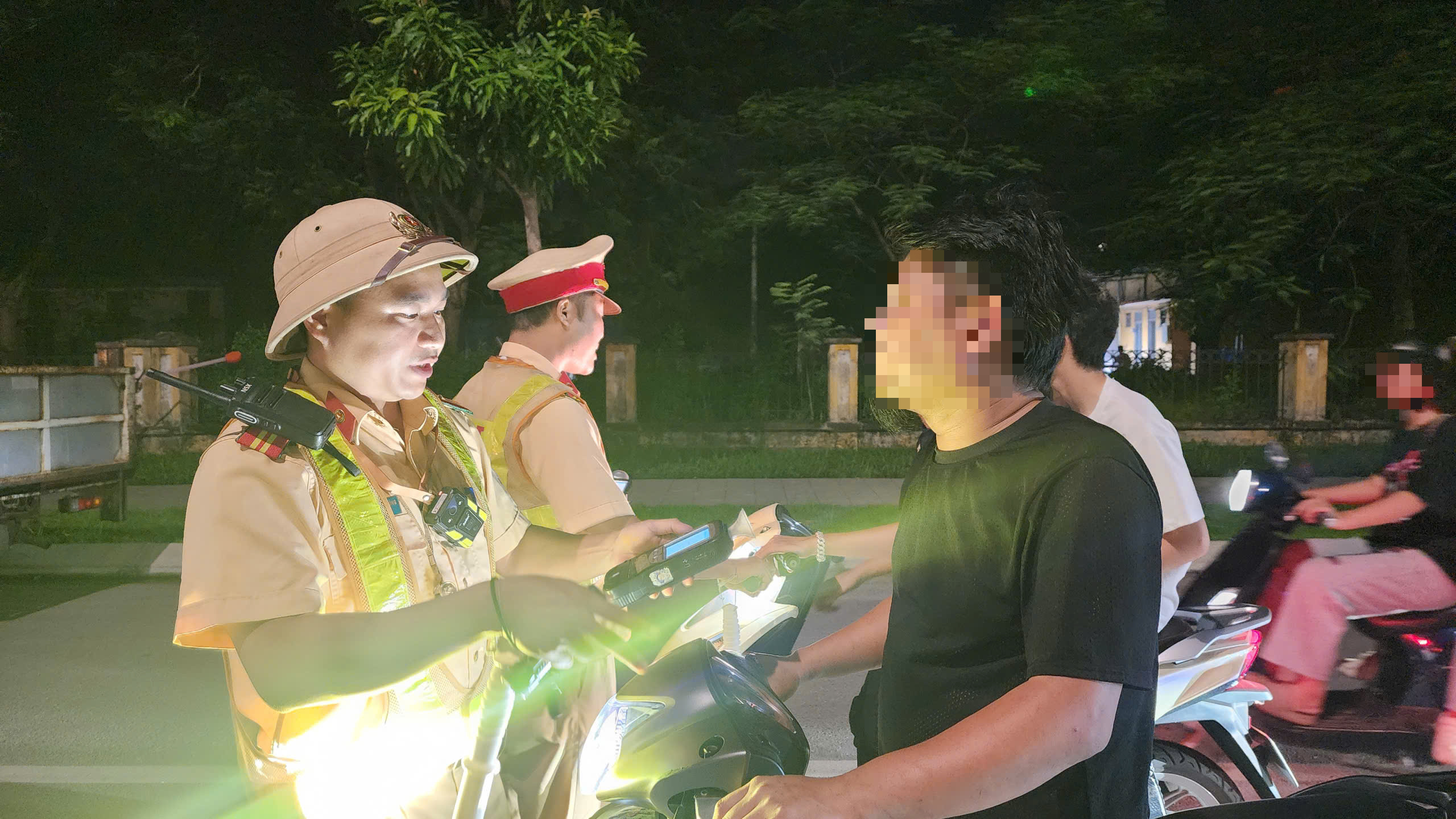 Bắc Ninh: Nể bạn uống v&agrave;i ly rượu, 2 c&ocirc;ng nh&acirc;n bị phạt mất nửa th&aacute;ng lương - Ảnh 10.