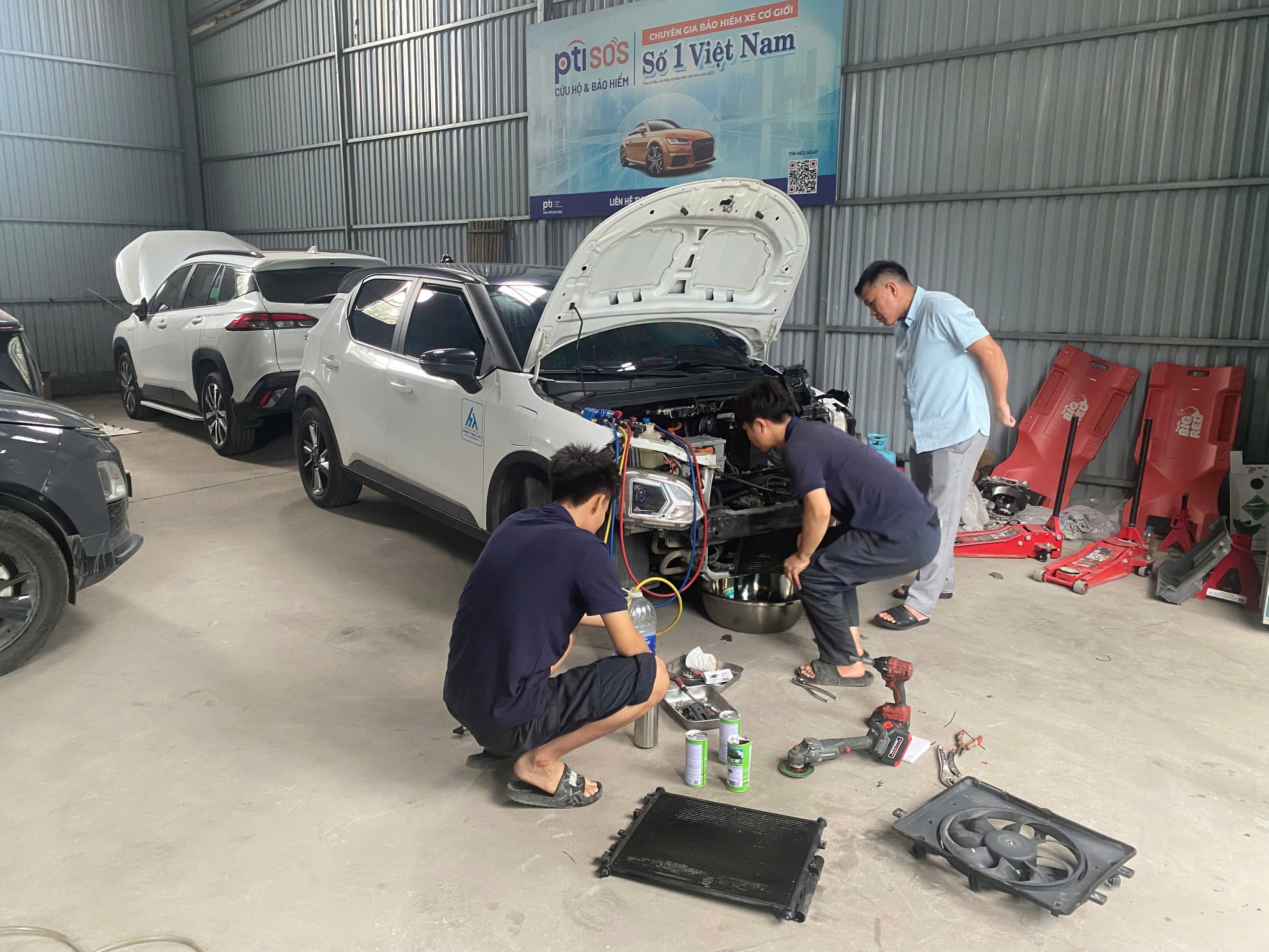 Garage ô tô loay hoay trước làn sóng xe điện - Ảnh 1.