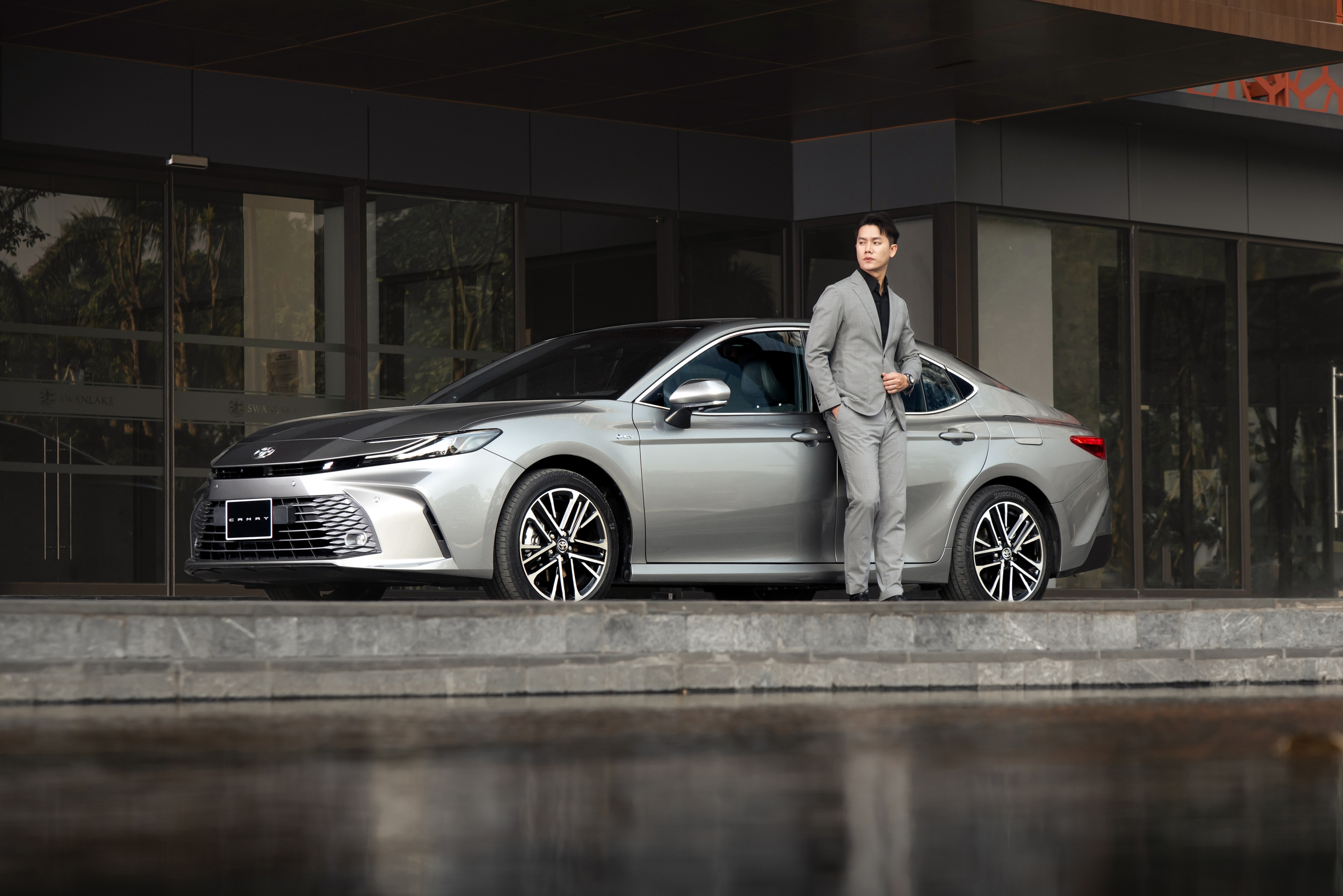 Toyota Camry hybrid tại Việt Nam giảm giá 140 triệu đồng - Ảnh 1.