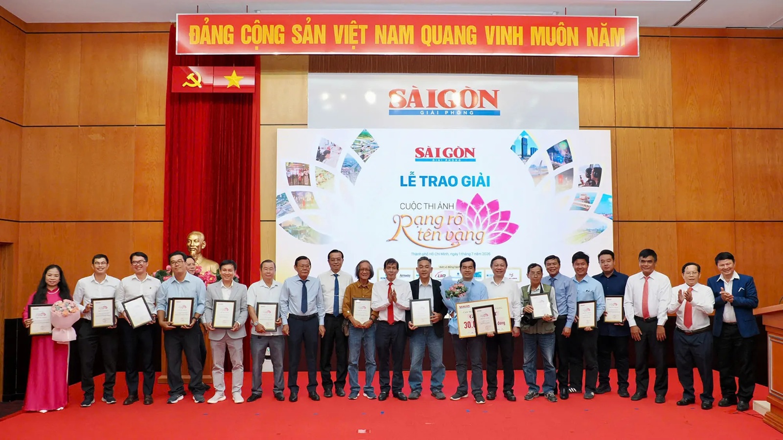 TP.HCM c&ocirc;ng bố c&ocirc;ng tr&igrave;nh b&aacute;o ch&iacute; dữ liệu, trao giải cuộc thi ảnh "Rạng rỡ t&ecirc;n v&agrave;ng" - Ảnh 1.