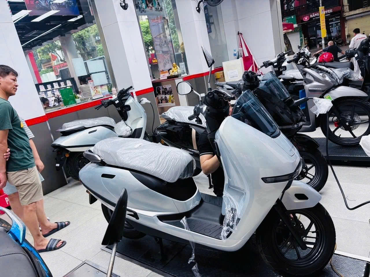 Garage ô tô loay hoay trước làn sóng xe điện - Ảnh 2.