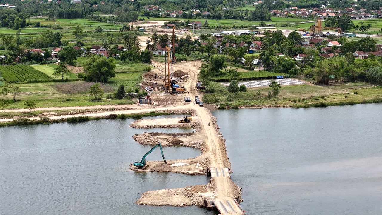 Tăng tốc thi c&ocirc;ng cao tốc Quy Nhơn - Pleiku Giữa nắng n&oacute;ng miền trung - Ảnh 4.