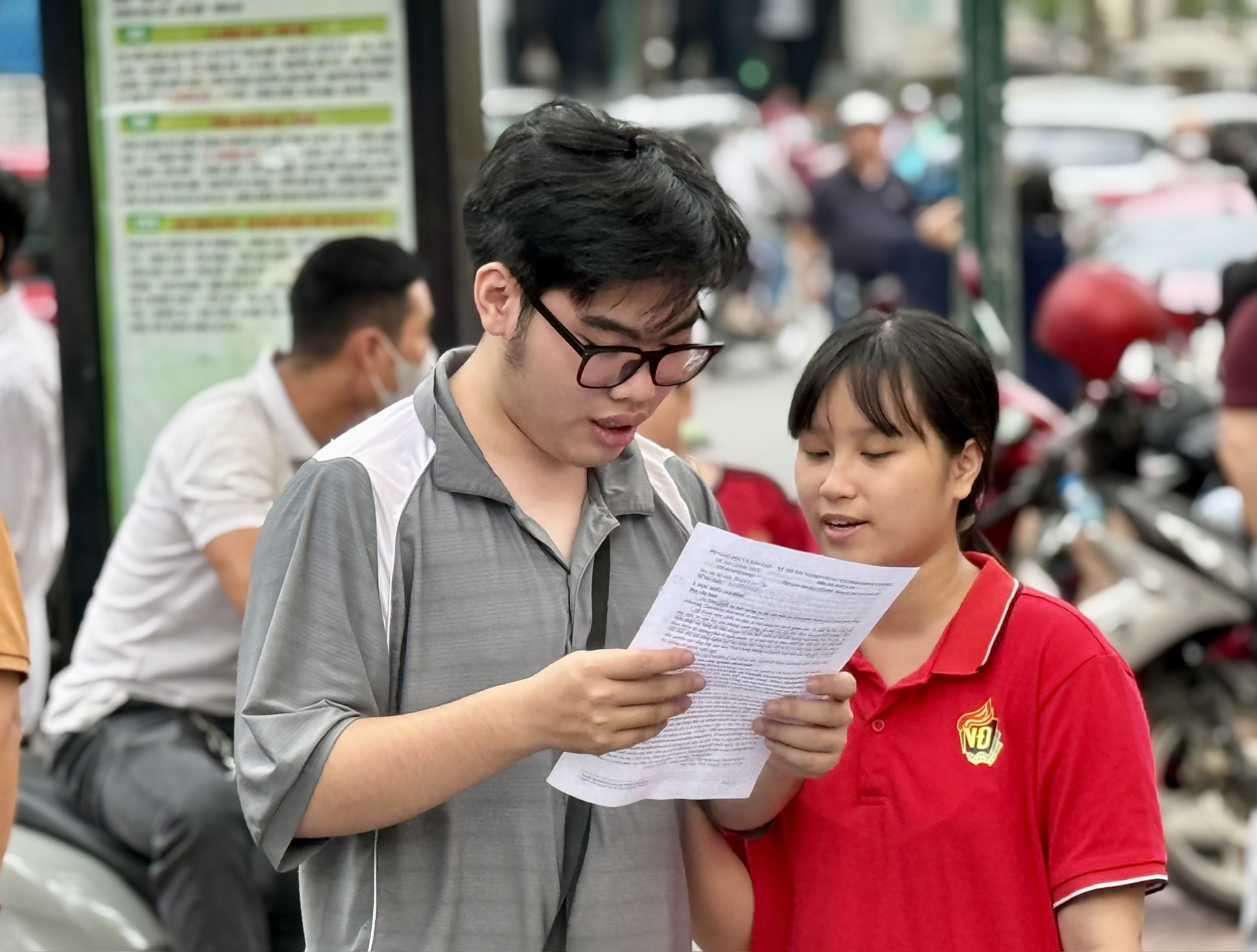 Bộ GD&ĐT công bố bách phân vị các tổ hợp A00, A01, B00, C00, D01 - Ảnh 1.