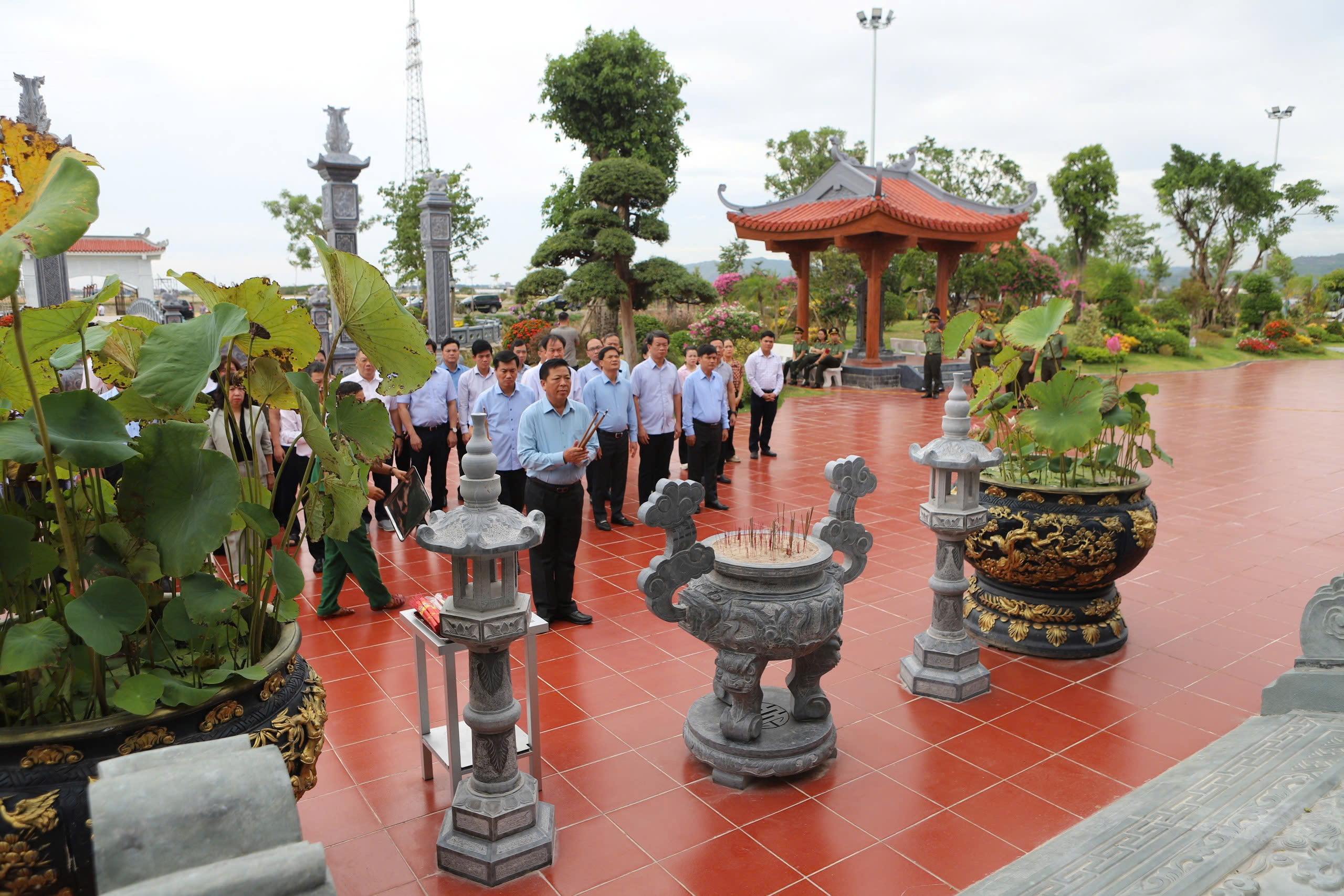 Bộ Xây dựng tri ân các anh hùng liệt sĩ trong ngày Thương binh - liệt sĩ 2026 - Ảnh 1.