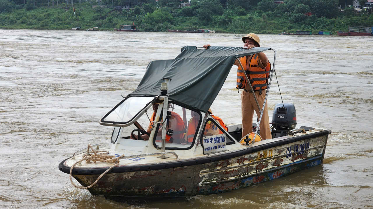 Phú Thọ: Lực lượng Cảnh sát đường thủy tăng cường bảo đảm an toàn giao thông mùa mưa bão - Ảnh 1.