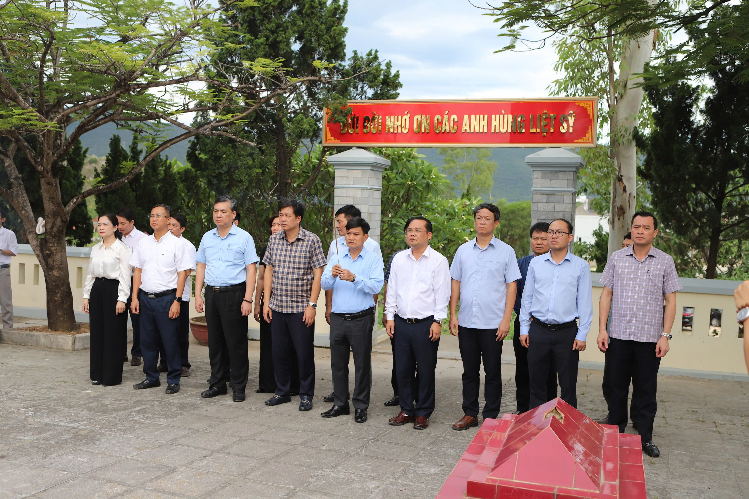 Bộ Xây dựng tri ân các anh hùng liệt sĩ trong ngày Thương binh - liệt sĩ 2026 - Ảnh 12.