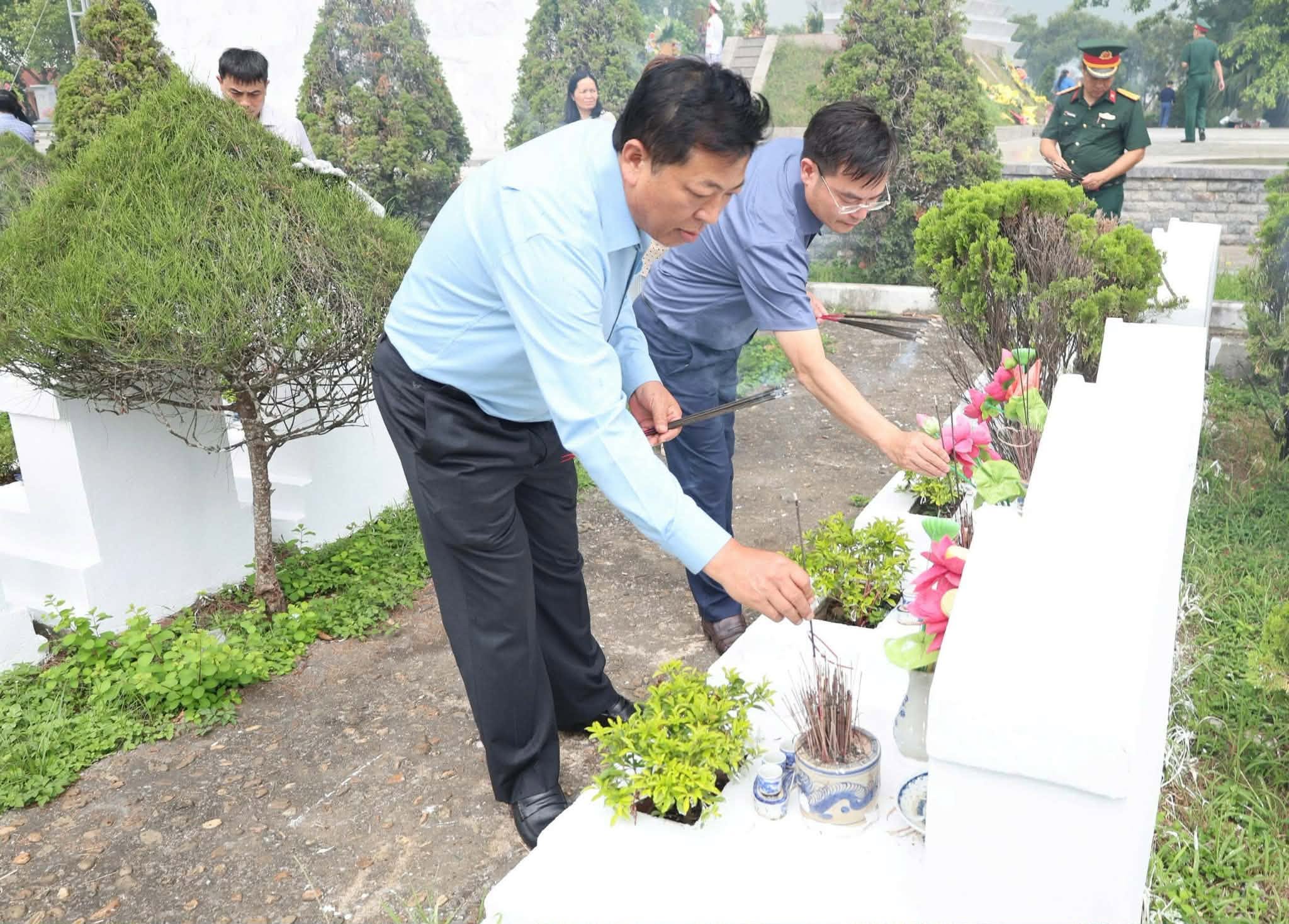 Bộ Xây dựng tri ân những người đã ngã xuống để giữ mạch máu giao thông thông suốt - Ảnh 3.