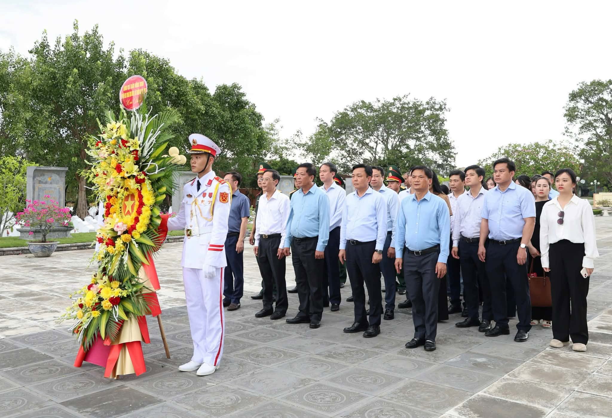 Bộ Xây dựng tri ân những người đã ngã xuống để giữ mạch máu giao thông thông suốt - Ảnh 2.