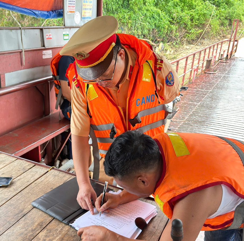 Phú Thọ: Lực lượng Cảnh sát đường thủy tăng cường bảo đảm an toàn giao thông mùa mưa bão - Ảnh 4.