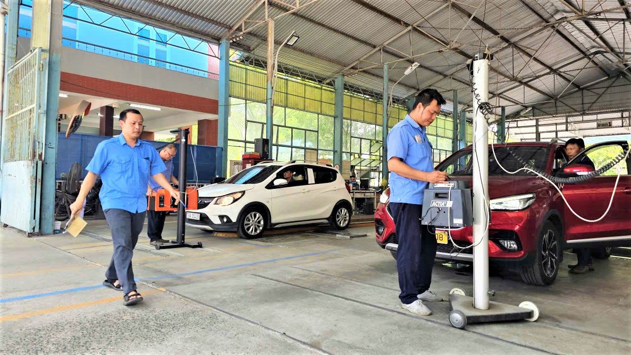 Người dân Khánh Hòa “nhẹ gánh” thủ tục đăng kiểm, doanh nghiệp vận tải hưởng lợi - Ảnh 2.