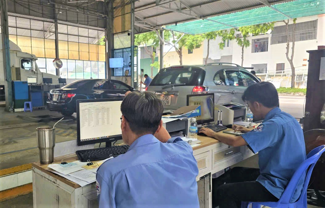 Người dân Khánh Hòa “nhẹ gánh” thủ tục đăng kiểm, doanh nghiệp vận tải hưởng lợi - Ảnh 3.