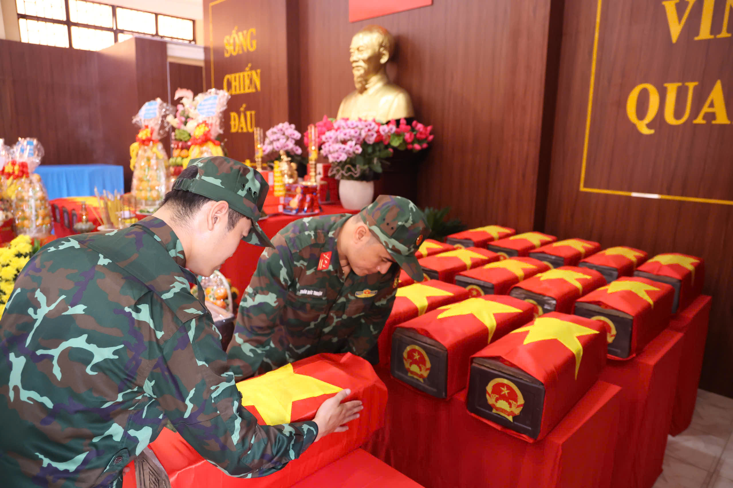 Đại tướng Nguyễn Trọng Nghĩa xúc động khi kiểm tra công tác quy tập hài cốt liệt sĩ - Ảnh 12.