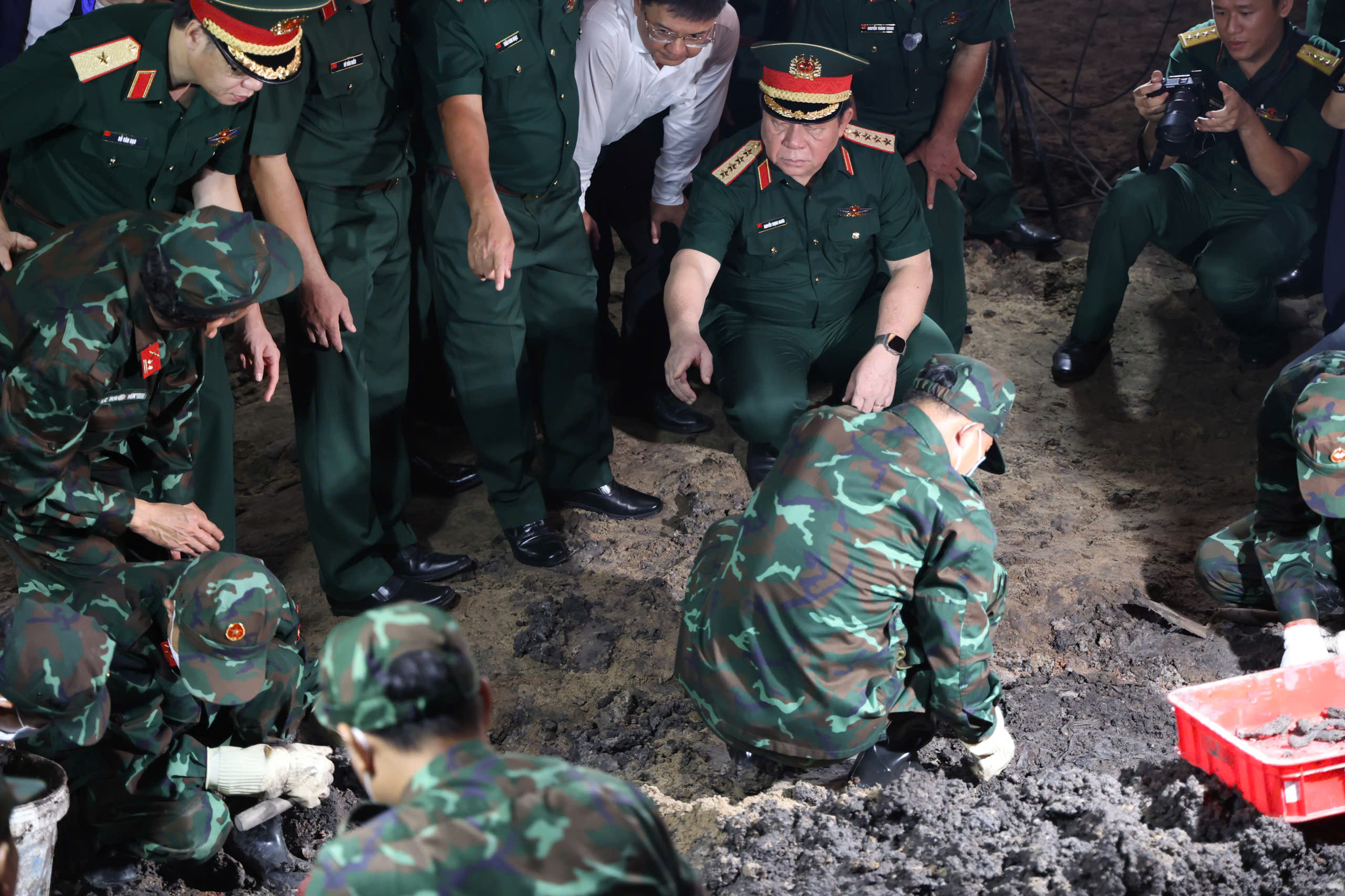 Đại tướng Nguyễn Trọng Nghĩa xúc động khi kiểm tra công tác quy tập hài cốt liệt sĩ - Ảnh 4.