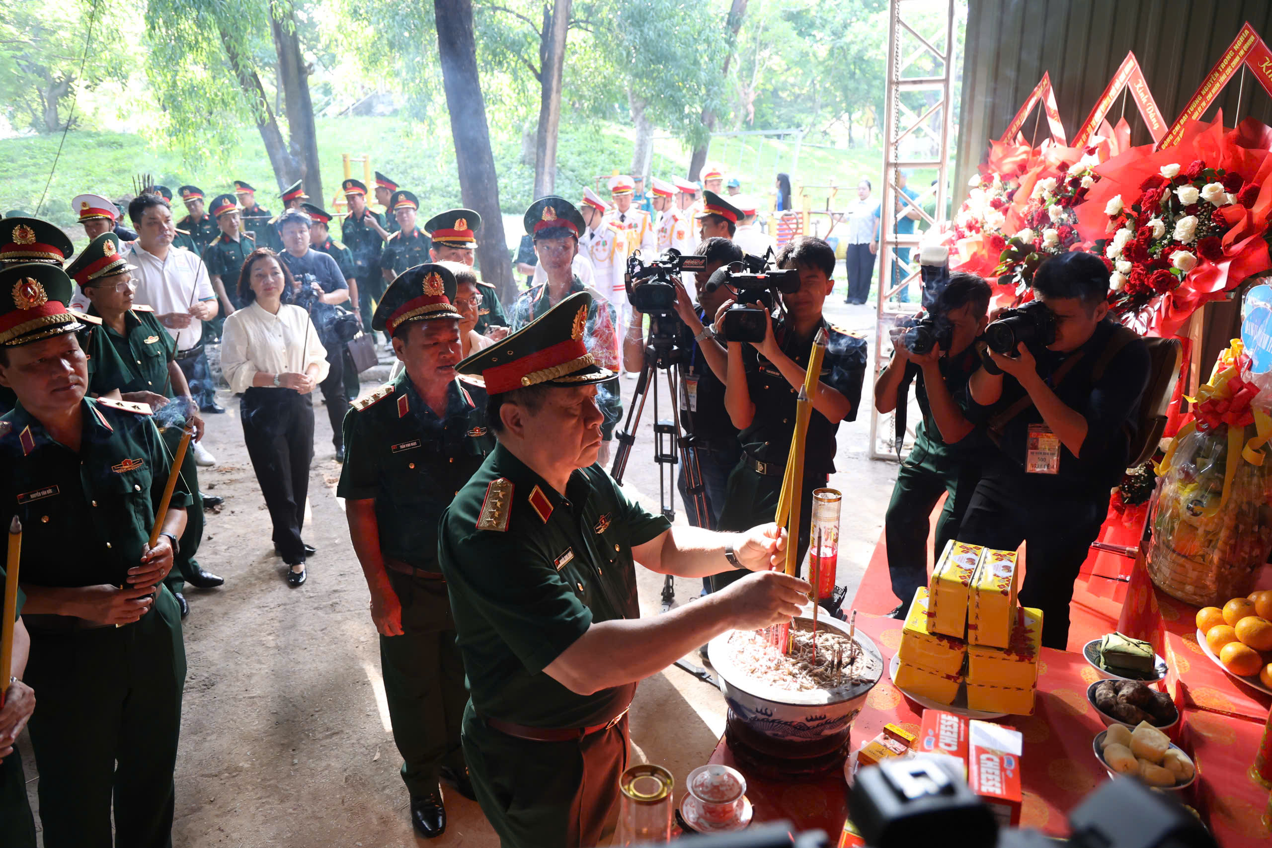 Đại tướng Nguyễn Trọng Nghĩa xúc động khi kiểm tra công tác quy tập hài cốt liệt sĩ - Ảnh 10.