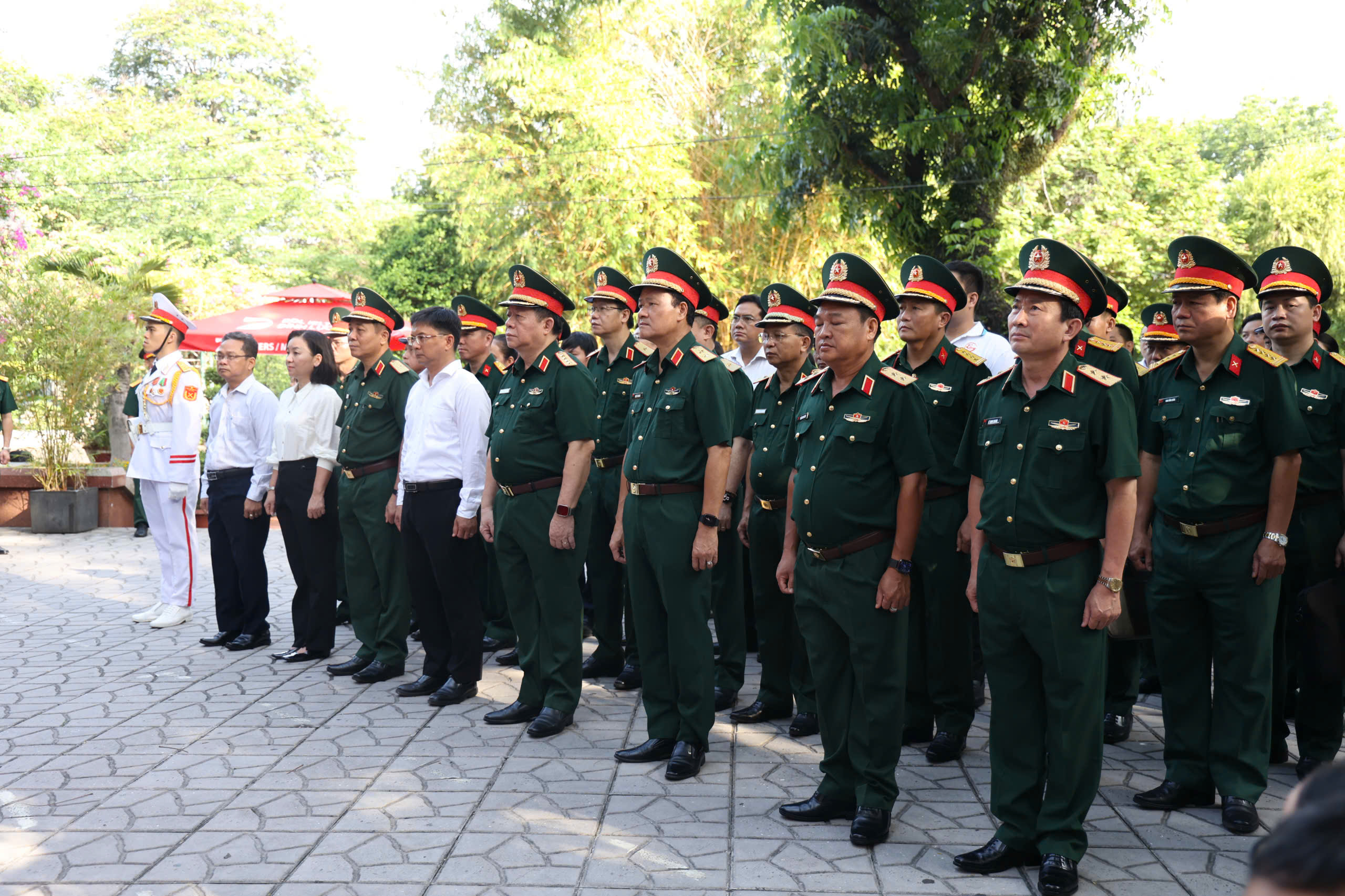Đại tướng Nguyễn Trọng Nghĩa xúc động khi kiểm tra công tác quy tập hài cốt liệt sĩ - Ảnh 1.