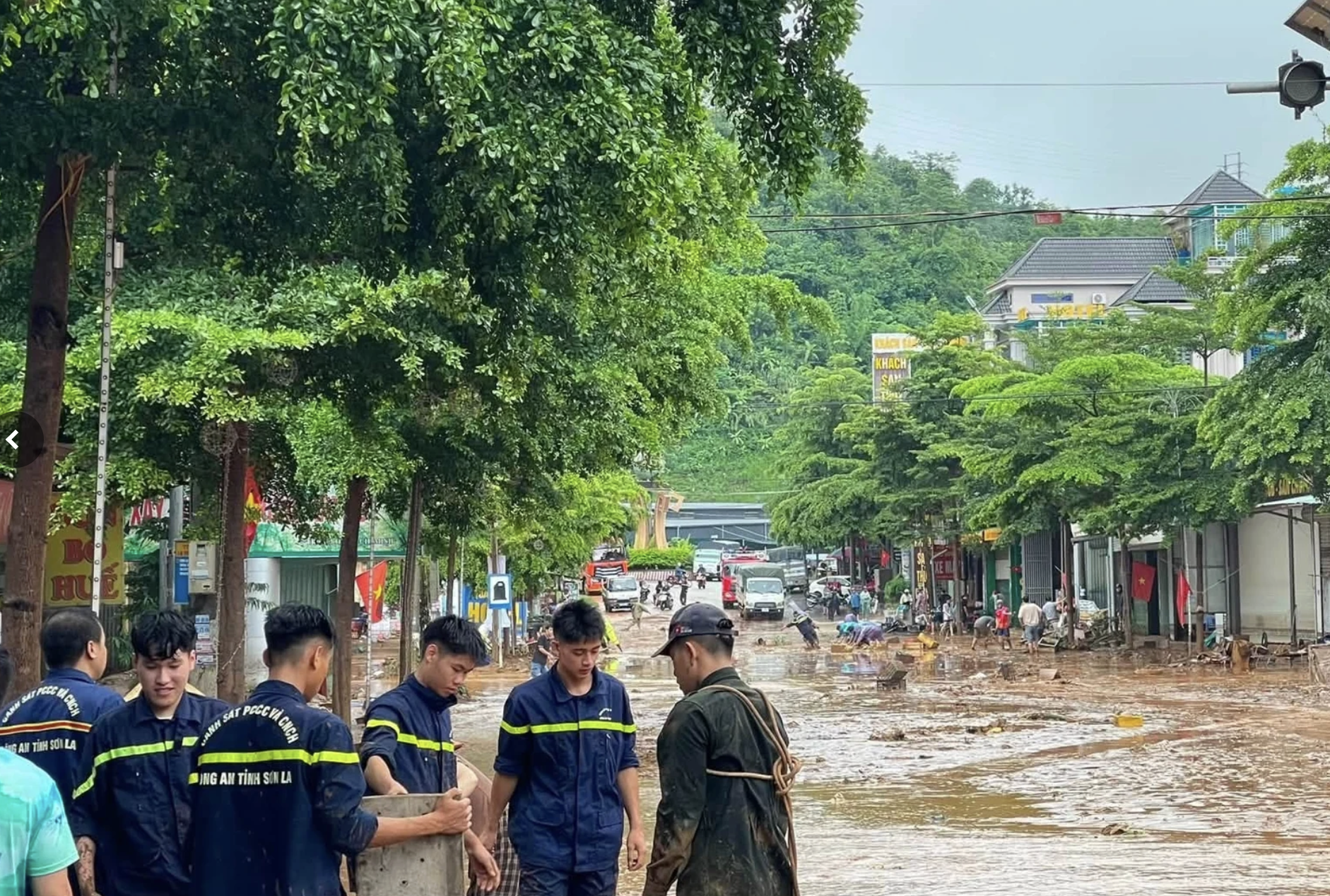 C&ocirc;ng an Sơn La hỗ trợ người d&acirc;n ứng ph&oacute; mưa lũ tại Mường La - Ảnh 2.