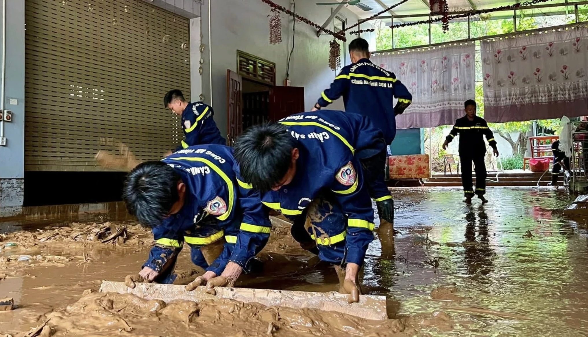 Sơn La mưa lớn g&acirc;y ngập &uacute;ng nhiều nơi, phương tiện đi lại kh&oacute; khăn - Ảnh 4.
