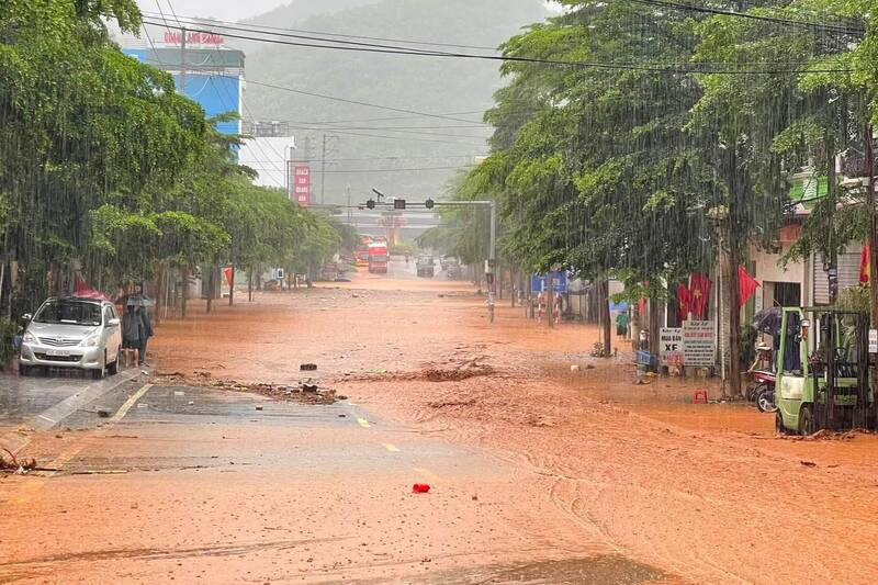 Sơn La mưa lớn g&acirc;y ngập &uacute;ng nhiều nơi, phương tiện đi lại kh&oacute; khăn - Ảnh 1.