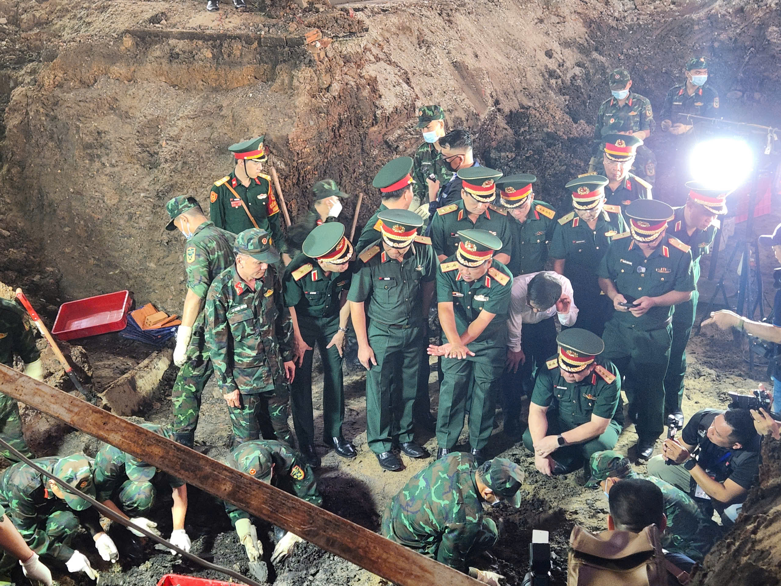Đại tướng Nguyễn Trọng Nghĩa xúc động khi kiểm tra công tác quy tập hài cốt liệt sĩ - Ảnh 7.