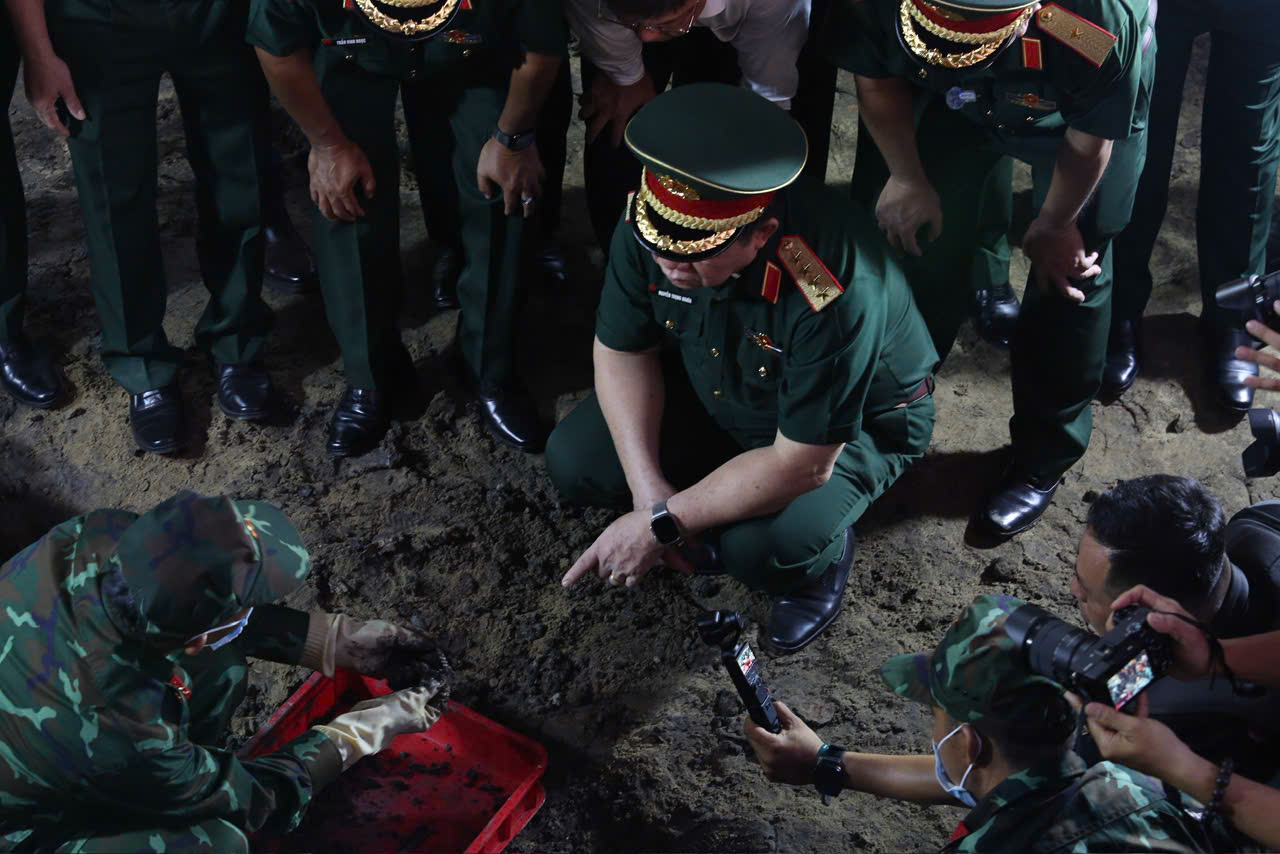 Đại tướng Nguyễn Trọng Nghĩa xúc động khi kiểm tra công tác quy tập hài cốt liệt sĩ - Ảnh 3.