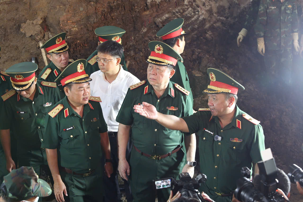 Đại tướng Nguyễn Trọng Nghĩa xúc động khi kiểm tra công tác quy tập hài cốt liệt sĩ - Ảnh 2.