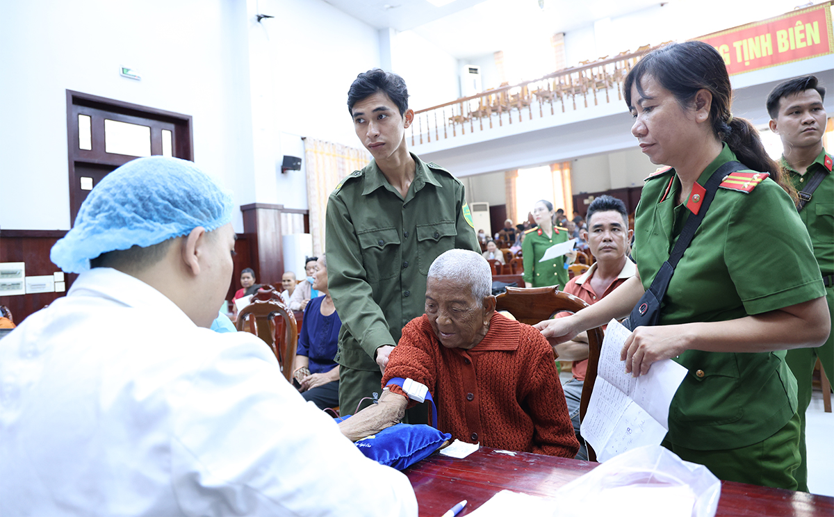 An Giang đẩy nhanh tiến độ thu nhận 3.800 mẫu ADN th&acirc;n nh&acirc;n liệt sĩ - Ảnh 1.