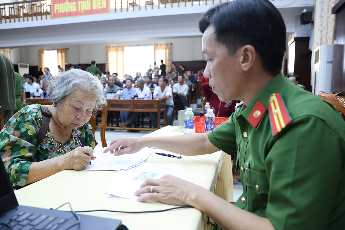 An Giang đẩy nhanh tiến độ thu nhận 3.800 mẫu ADN th&acirc;n nh&acirc;n liệt sĩ - Ảnh 2.