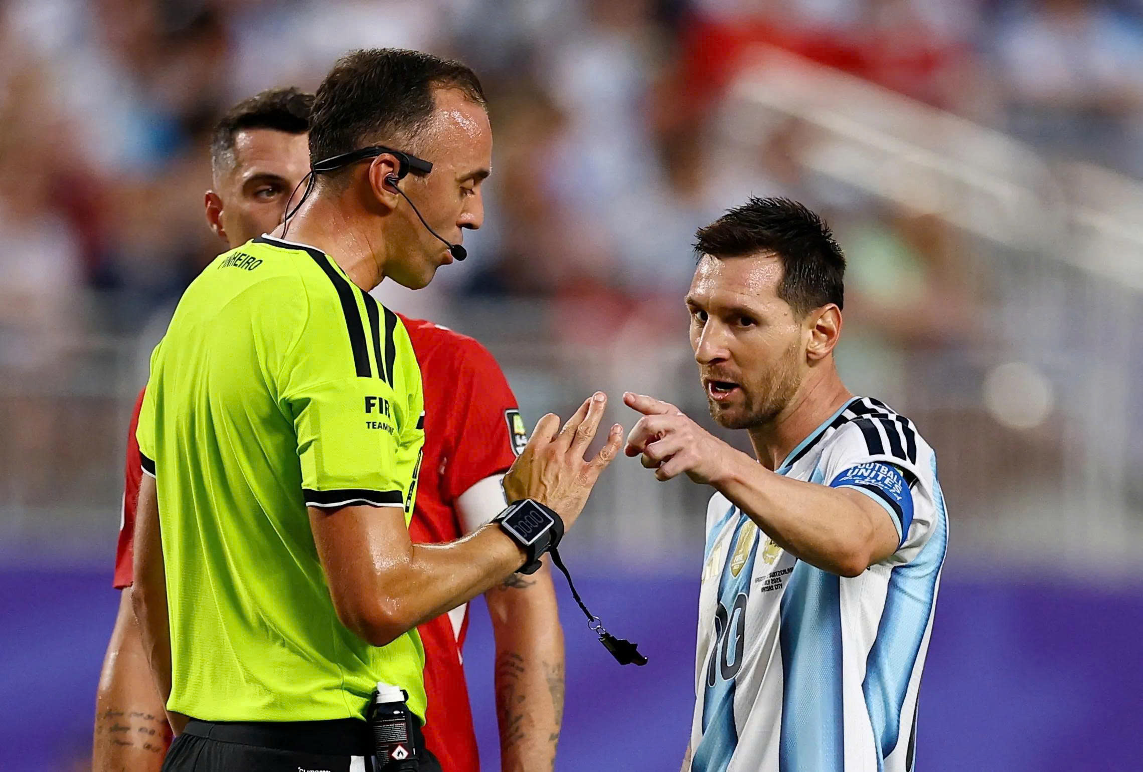 World Cup 2026: Đoạn tr&ograve; chuyện g&acirc;y sốt giữa Messi v&agrave; trọng t&agrave;i trong trận đấu với Thụy Sĩ - Ảnh 1.