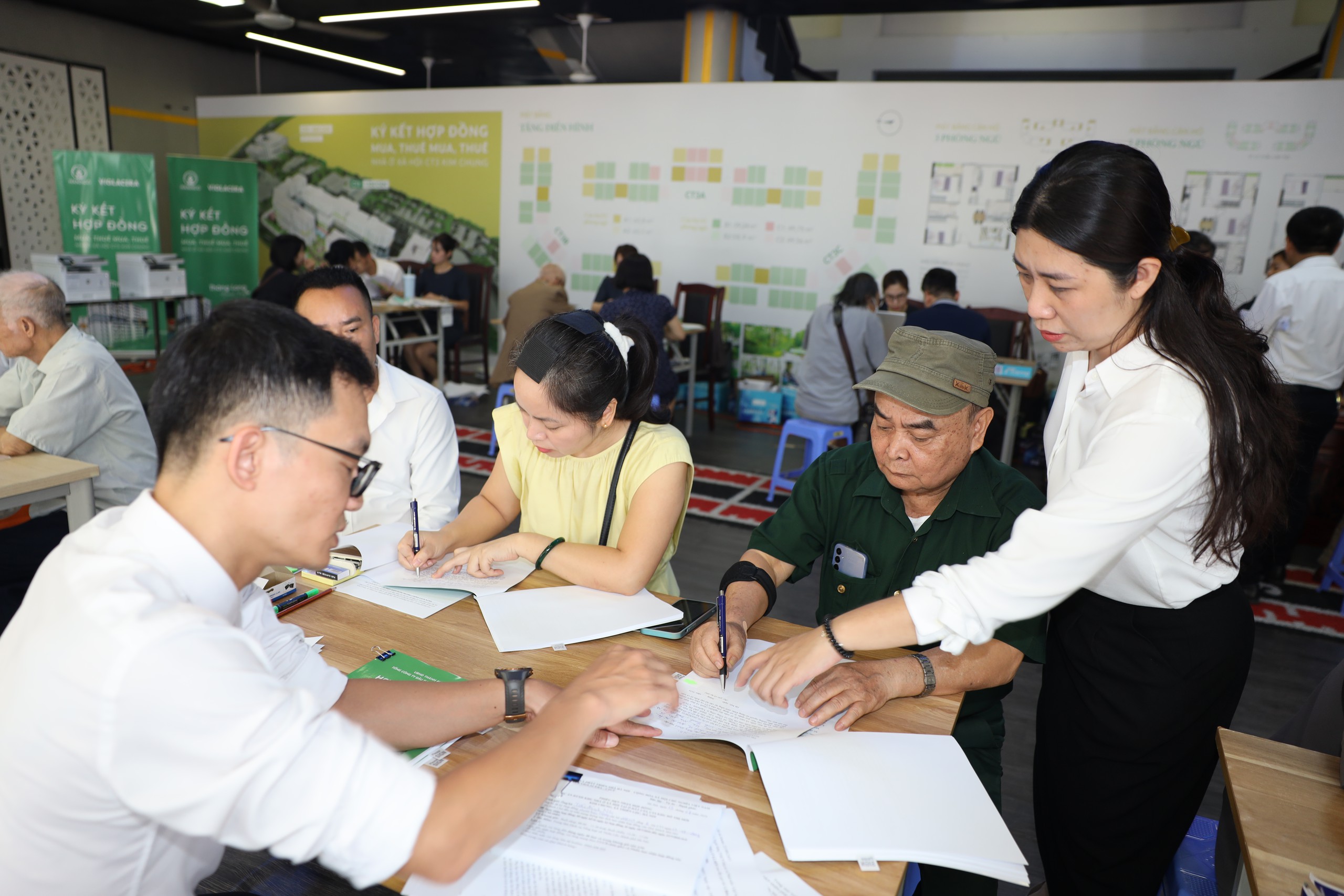 Ký hợp đồng mua nhà ở xã hội CT3 Kim Chung: Giấc mơ an cư dần trở thành hiện thực - Ảnh 2.