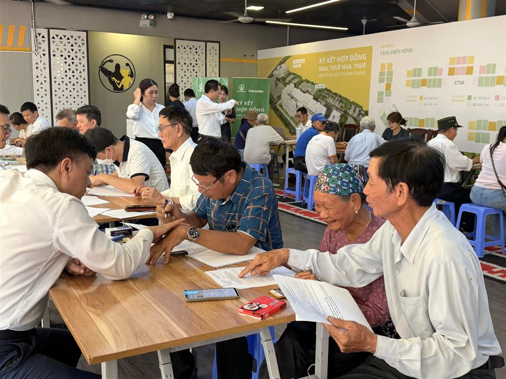 Ký hợp đồng mua nhà ở xã hội CT3 Kim Chung: Giấc mơ an cư dần trở thành hiện thực - Ảnh 1.