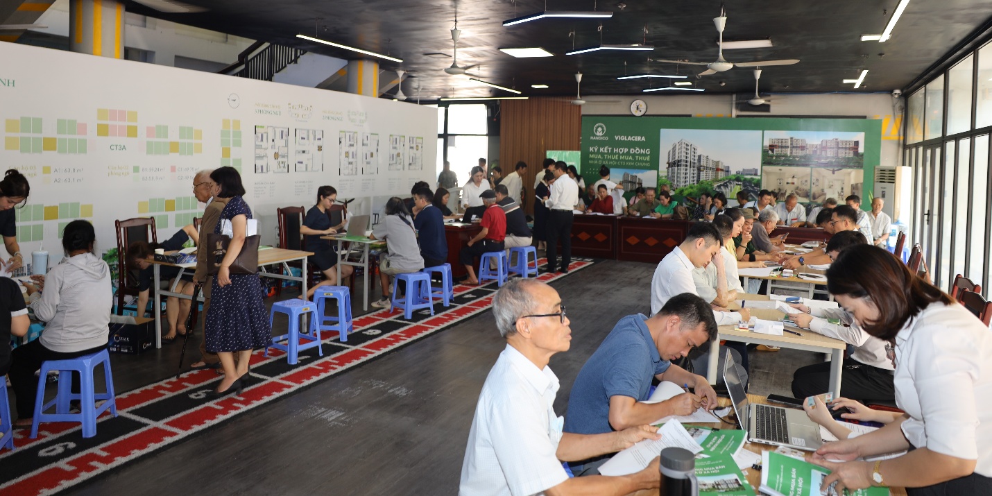 Ký hợp đồng mua nhà ở xã hội CT3 Kim Chung: Giấc mơ an cư dần trở thành hiện thực - Ảnh 8.