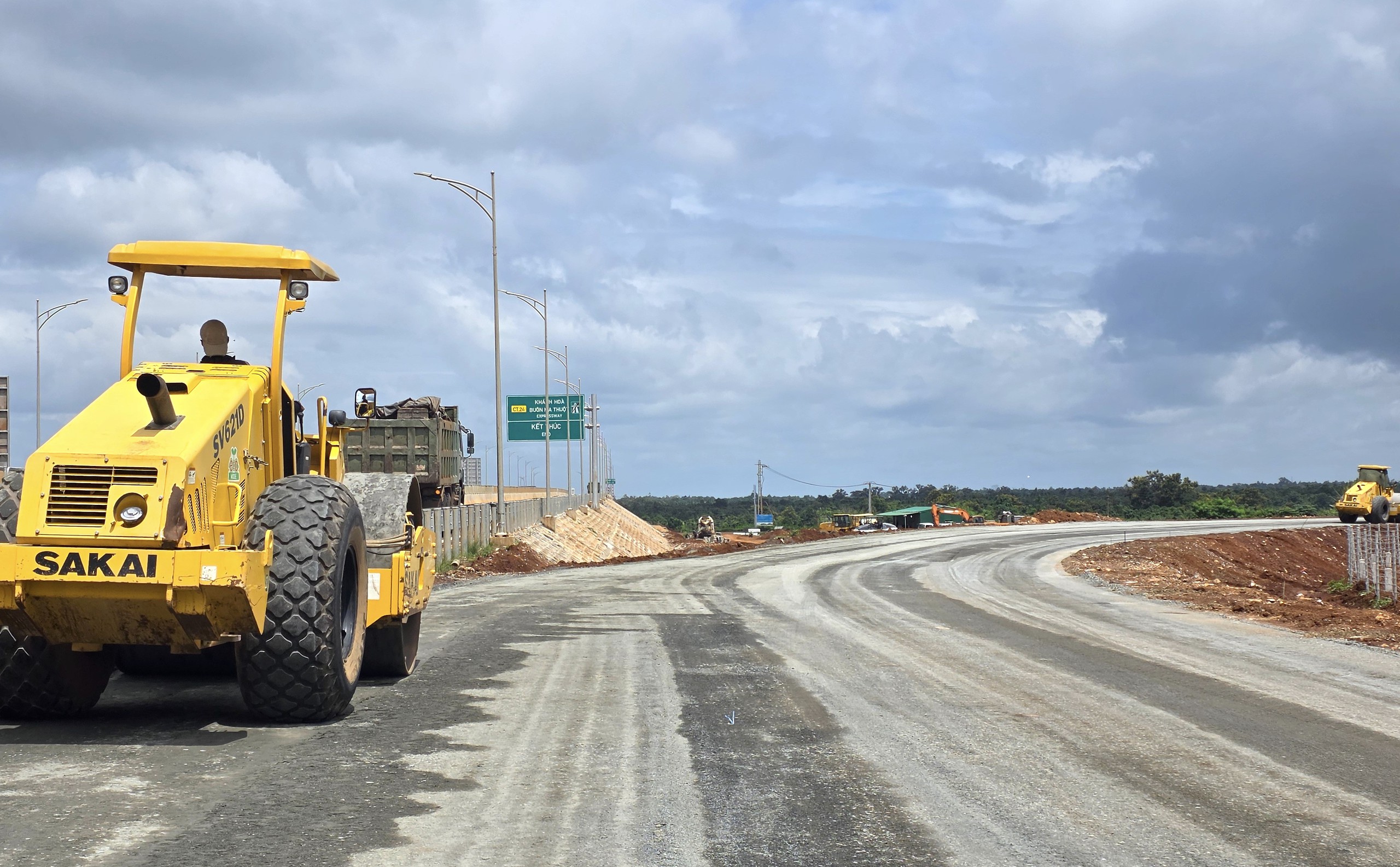 Dồn lực ho&agrave;n thiện n&uacute;t giao CT02, phấn đấu th&ocirc;ng xe cao tốc dịp 2/9 - Ảnh 1.