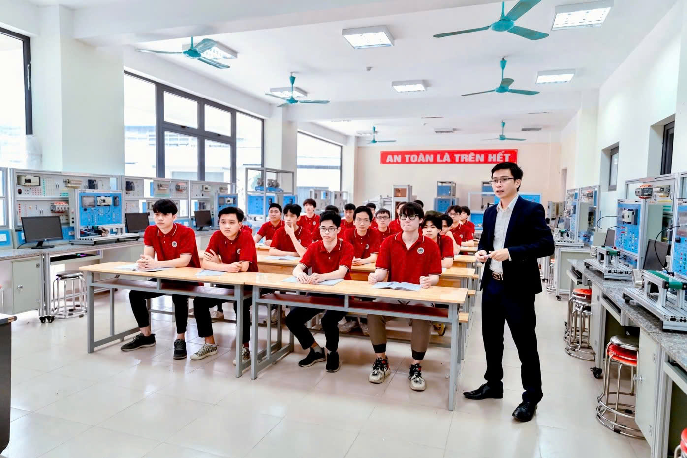 Người thầy tr&ecirc;n h&agrave;nh tr&igrave;nh đem c&ocirc;ng nghệ l&ecirc;n giảng đường - Ảnh 2.