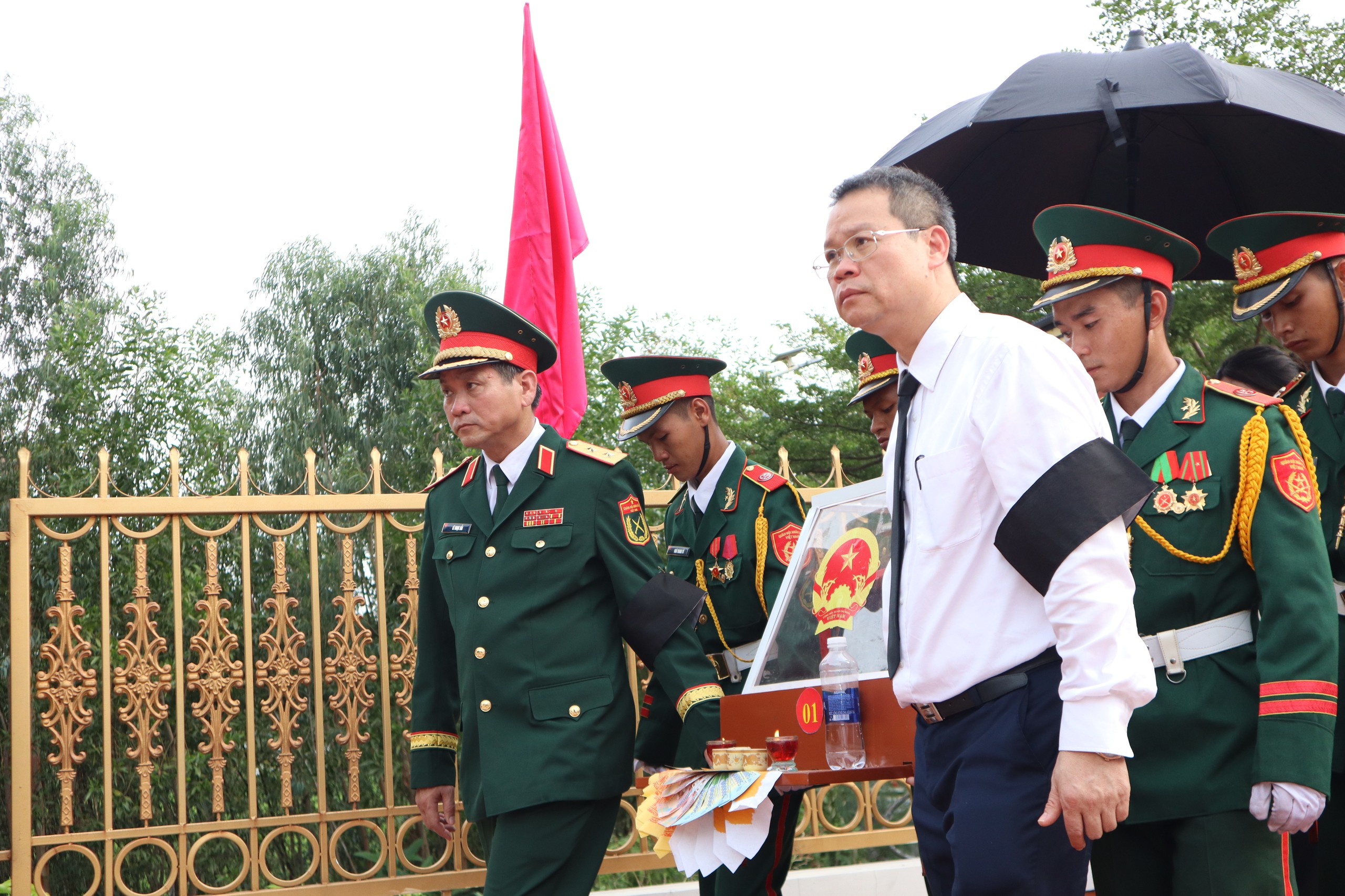 Đ&agrave; Nẵng: 5 h&agrave;i cốt liệt sỹ ở h&agrave;ng Đ&aacute; Sập trở về trong v&ograve;ng tay của đồng đội - Ảnh 1.