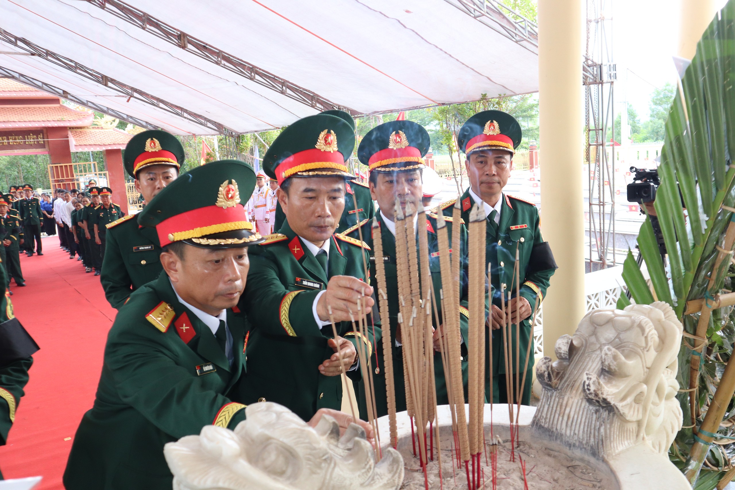 Đ&agrave; Nẵng: 5 h&agrave;i cốt liệt sỹ ở h&agrave;ng Đ&aacute; Sập trở về trong v&ograve;ng tay của đồng đội - Ảnh 2.