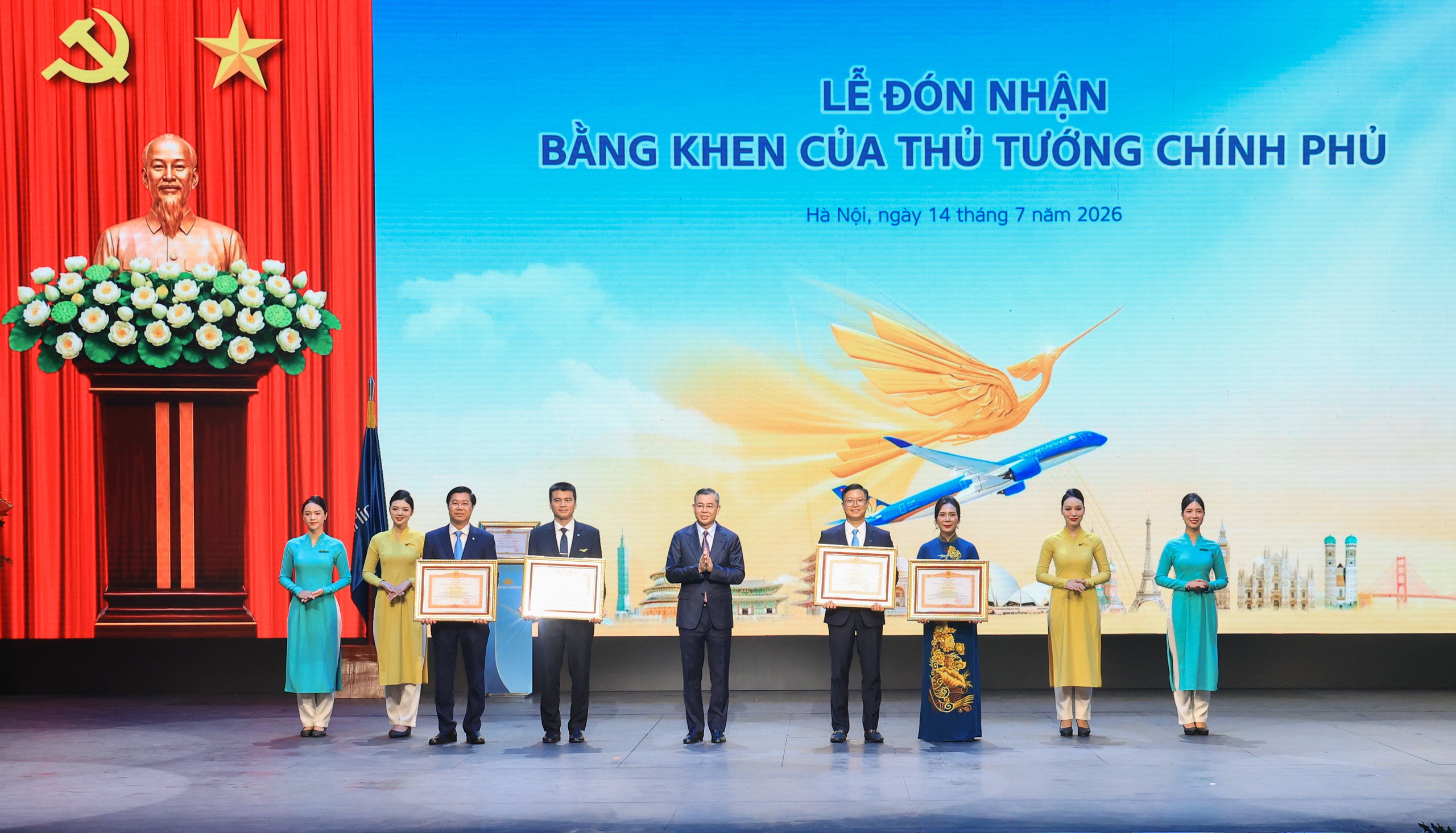 Vietnam Airlines đ&oacute;n nhận Hu&acirc;n chương Lao động hạng Ba v&agrave; Bằng khen của Thủ tướng - Ảnh 3.