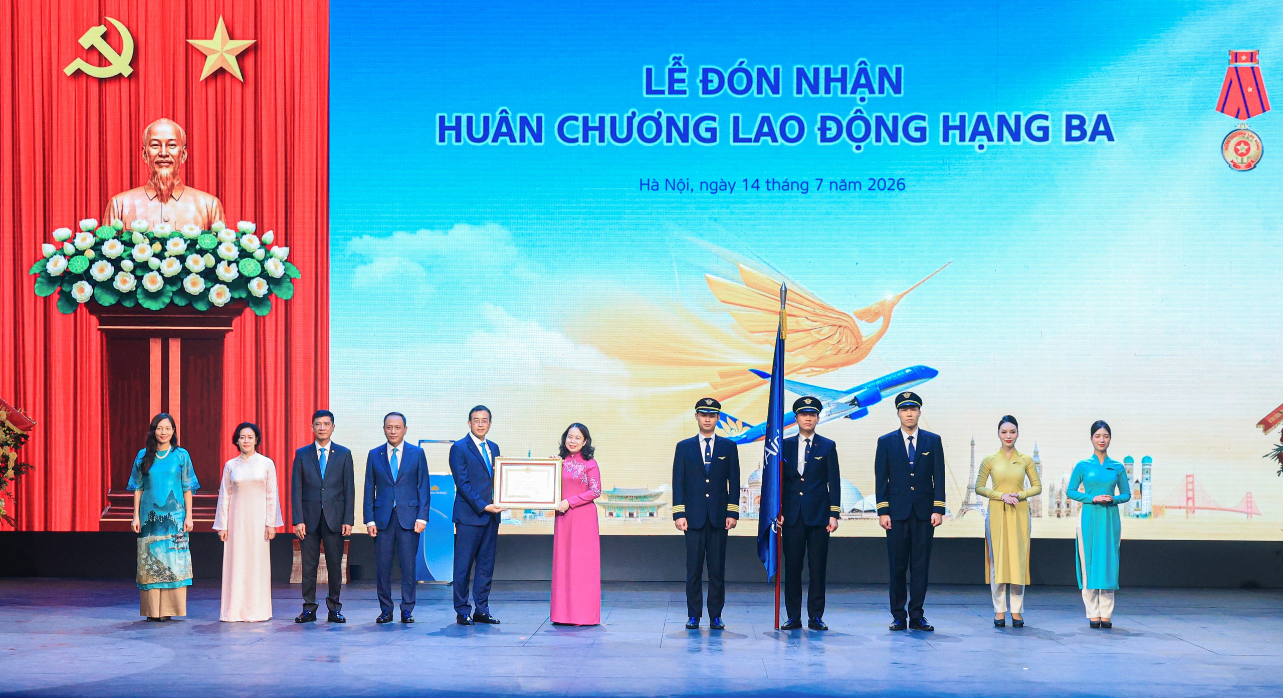 Vietnam Airlines đ&oacute;n nhận Hu&acirc;n chương Lao động hạng Ba v&agrave; Bằng khen của Thủ tướng - Ảnh 1.