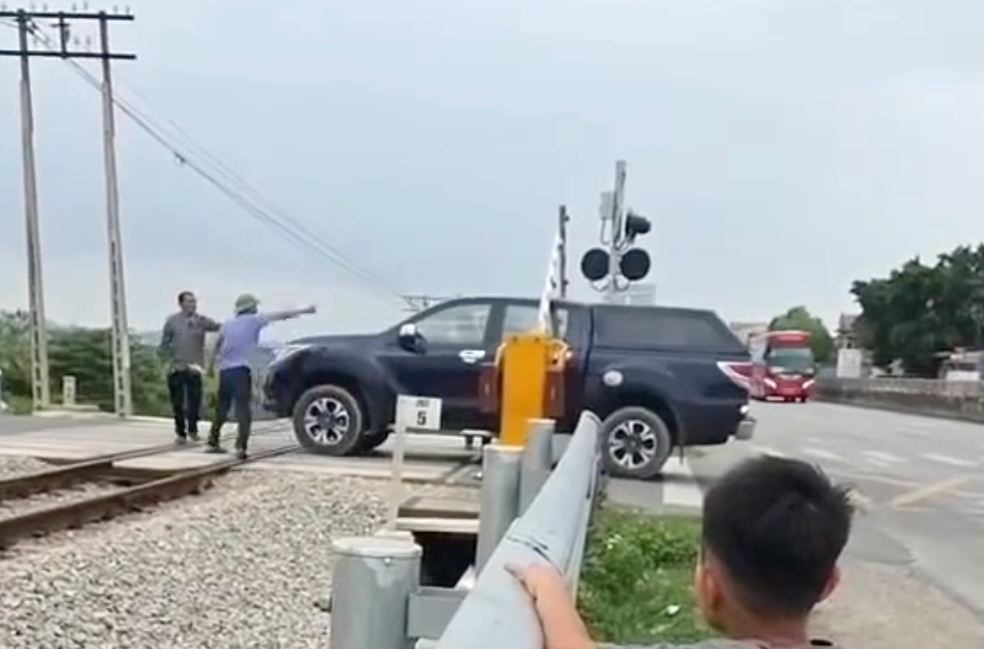 Nghệ An Xử l&yacute; nữ t&agrave;i xế băng qua đường sắt khi g&aacute;c chắn đ&atilde; hạ - Ảnh 1.