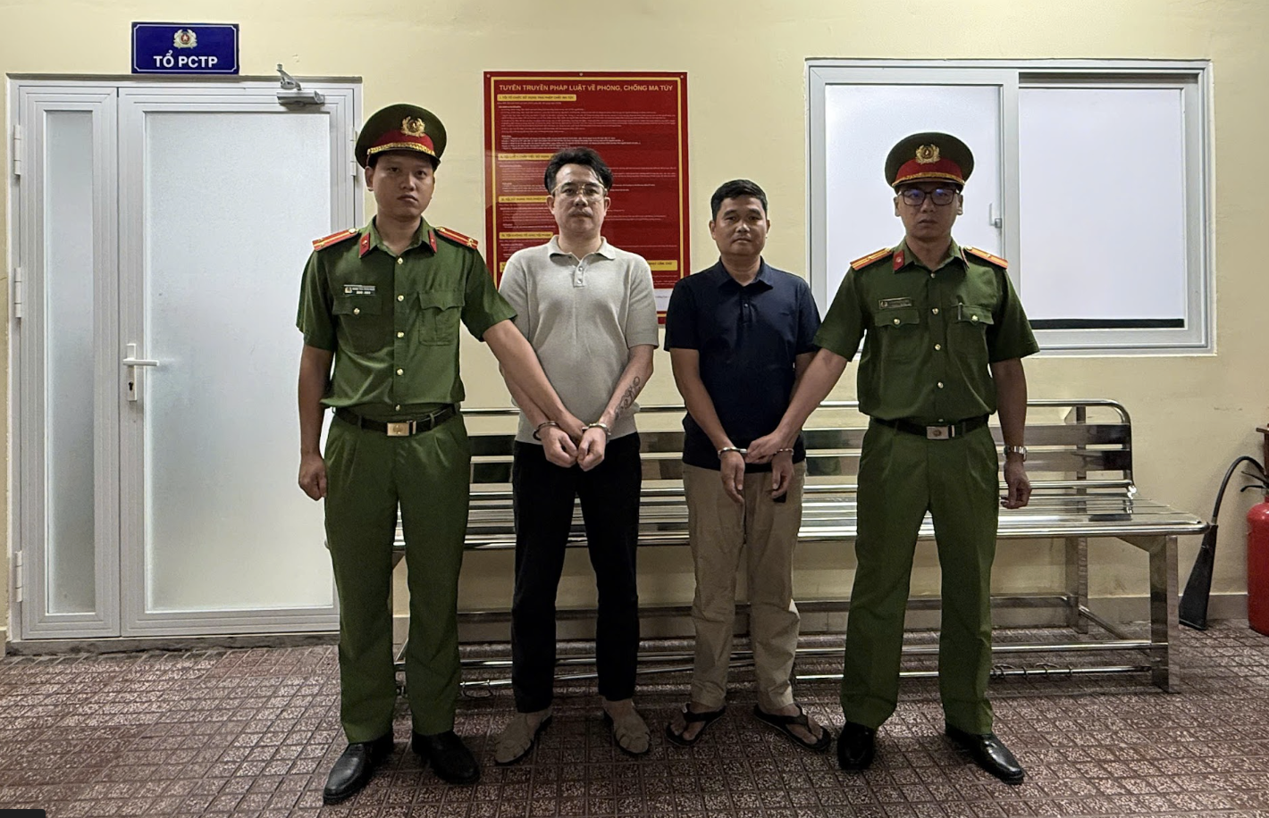 Bắt khẩn cấp hai tài xế đánh nhau giữa ngã tư trung tâm TP.HCM - Ảnh 1.