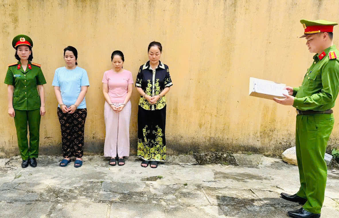 Vụ bu&ocirc;n lậu kim cương xuy&ecirc;n quốc gia: Khởi tố th&ecirc;m nhiều chủ tiệm v&agrave;ng - Ảnh 3.