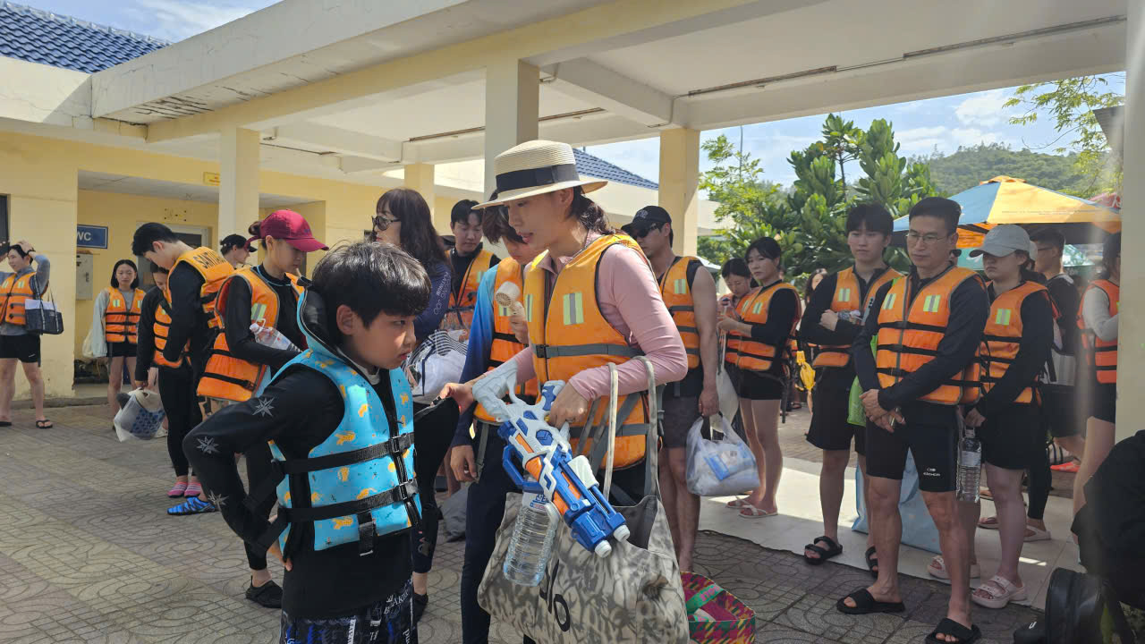 Siết an to&agrave;n tr&ecirc;n những chuyến t&agrave;u ra đảo ở Kh&aacute;nh H&ograve;a - Ảnh 2.