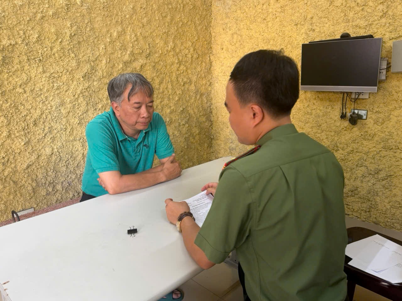 Công an Hà Nội bắt tạm giam Giám đốc và Tổng biên tập NXB Hội nhà văn - Ảnh 3.